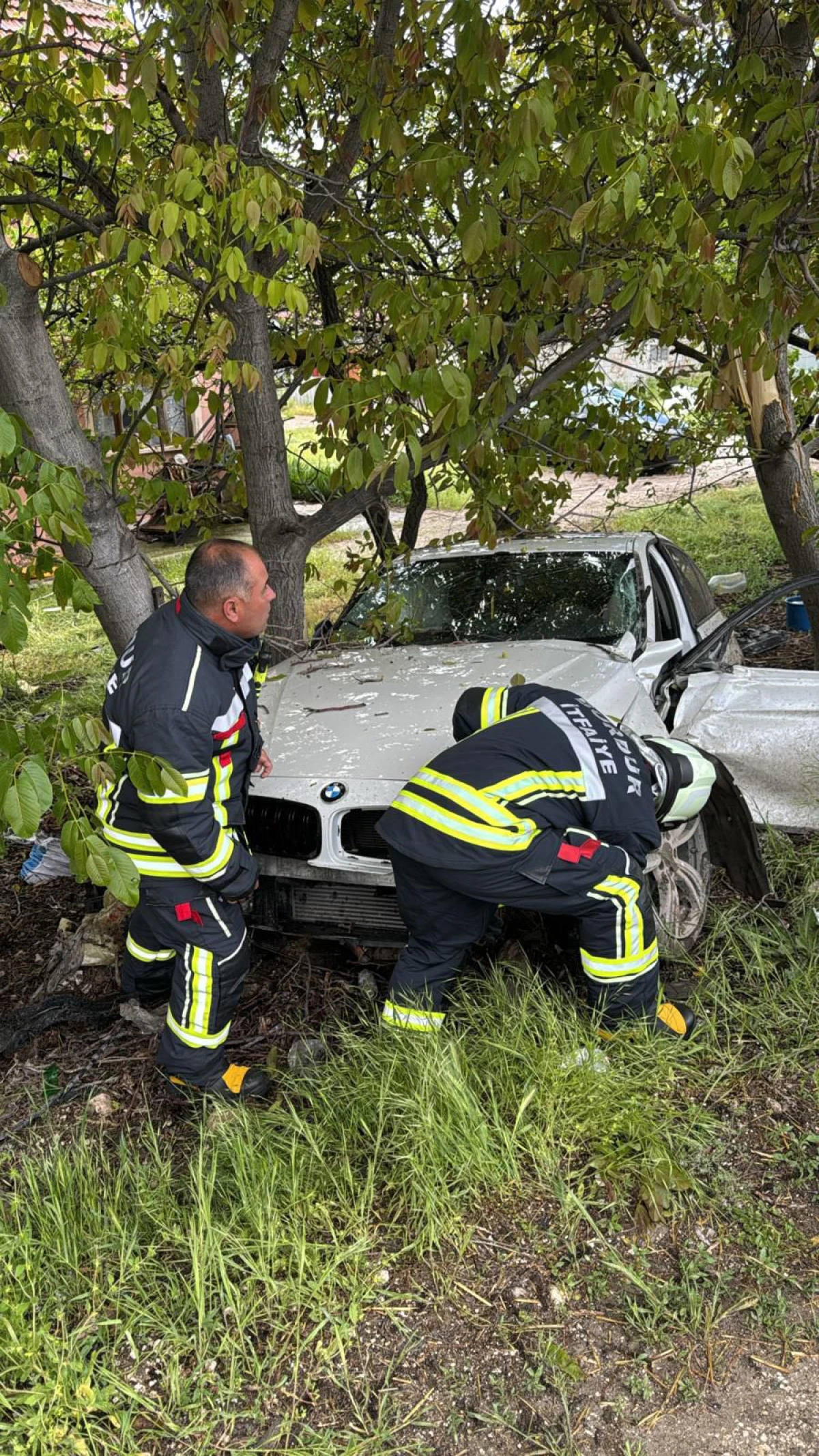 Şarampole d&uuml;şen otomobilin s&uuml;r&uuml;c&uuml;s&uuml; yaralandı