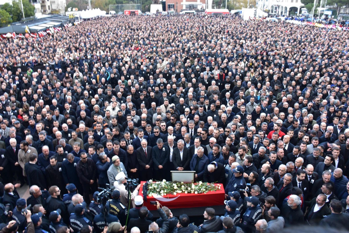 Şehzadeler Belediye Başkanı G&uuml;lşah Durbay i&ccedil;in belediye &ouml;n&uuml;nde t&ouml;ren