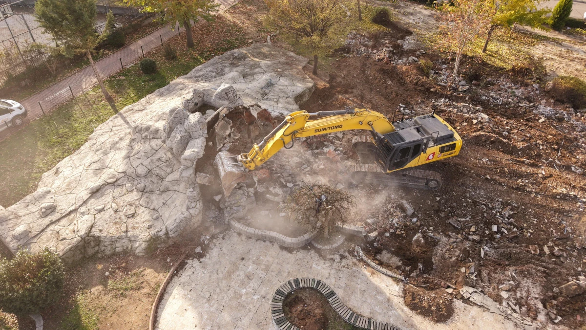 Bucak’ta Şirinler Parkı’nda Yenileme Çalışmaları Sürüyor