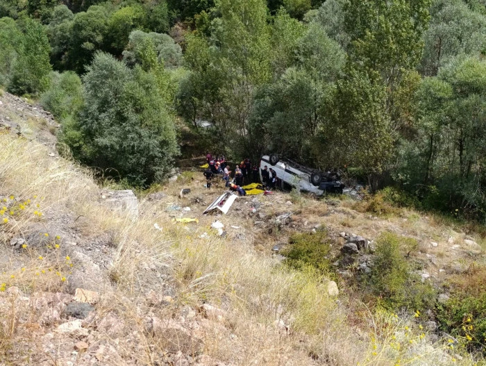 Sivas'ta minib&uuml;s u&ccedil;uruma yuvarlandı; 4 &ouml;l&uuml; 10 yaralı 