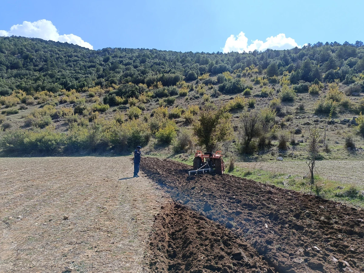 Tarla s&uuml;rd&uuml;ğ&uuml; trakt&ouml;r&uuml;n altında kalıp yaralandı