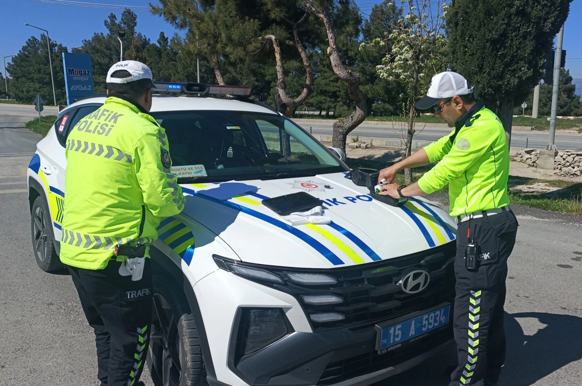 Tescilsiz plaka kullanan s&uuml;r&uuml;c&uuml;ye ceza