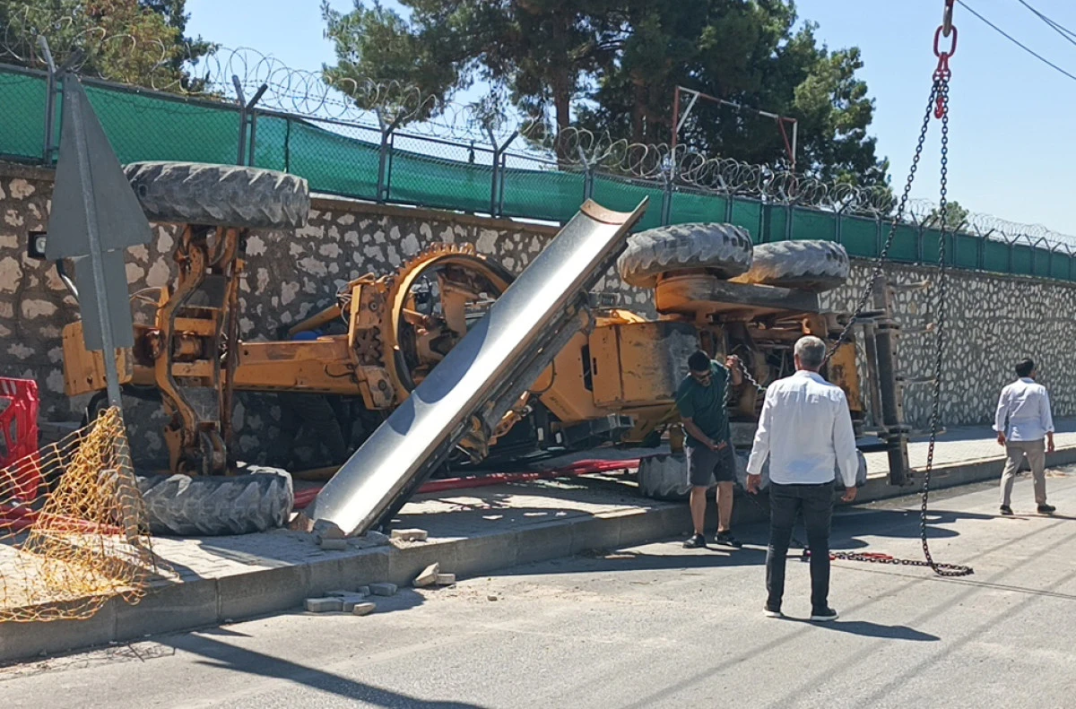 TIR'ın &uuml;zerindeki greyder devrildi