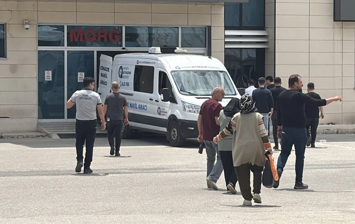 Trafikte yol verme kavgası: 3 &ouml;l&uuml;