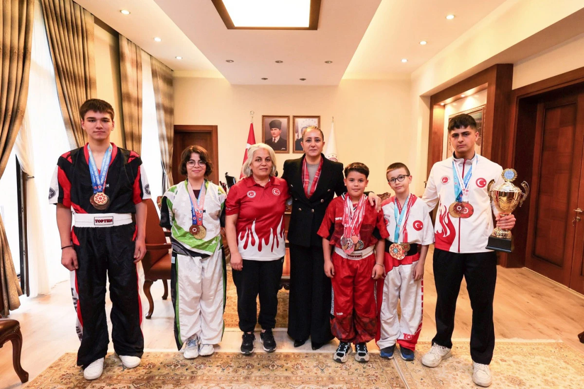 Vali Bilgihan şampiyonları ağırladı