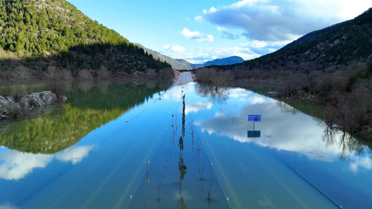 Yağmur suyu ile dolan Antalya- Konya yolu, ulaşıma kapandı