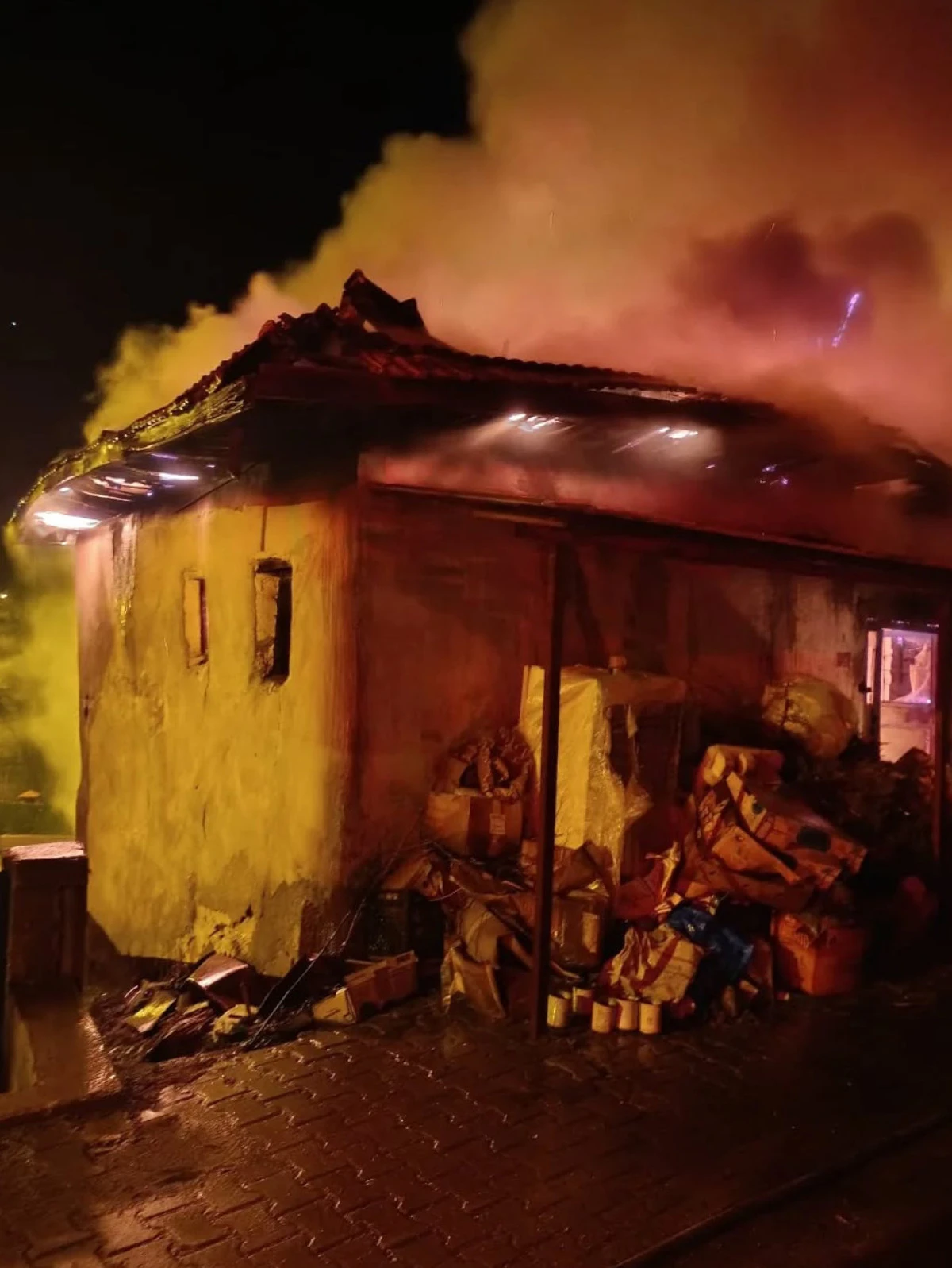 Yangında evinde mahsur kaldı