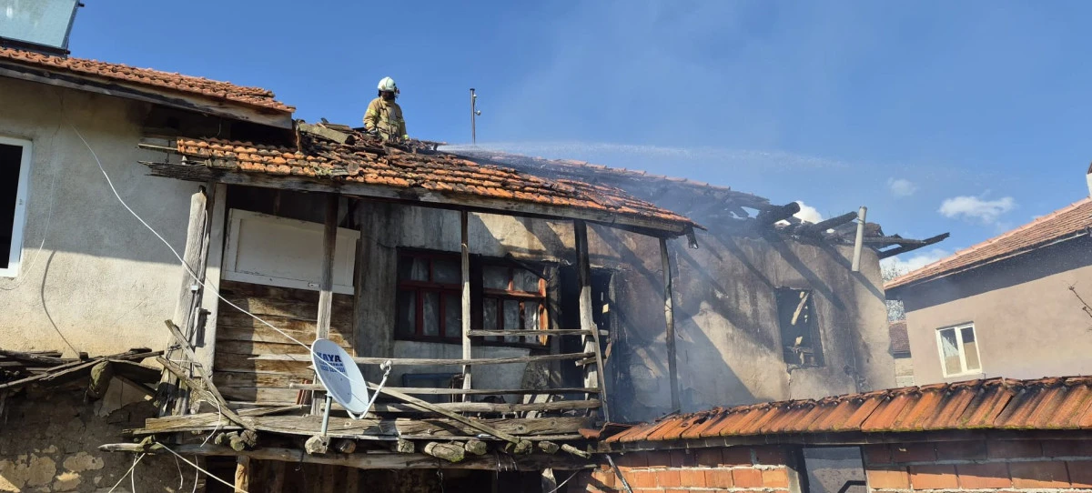 Yeşilova'da ev ve ahır yandı