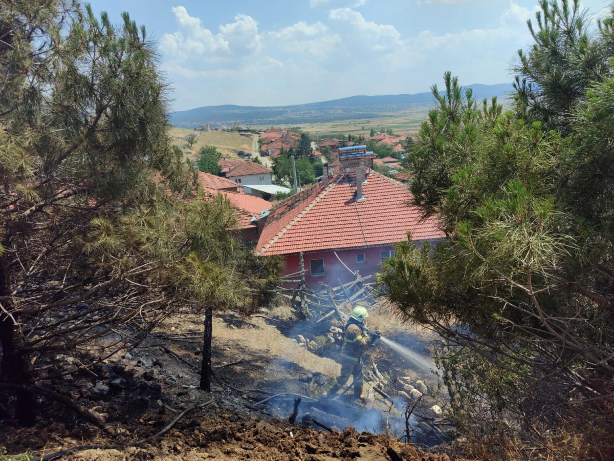 YEŞİLOVA&rsquo;DA KORKUTAN BAH&Ccedil;E YANGINI EVLERE SI&Ccedil;RAMADAN S&Ouml;ND&Uuml;R&Uuml;LD&Uuml;