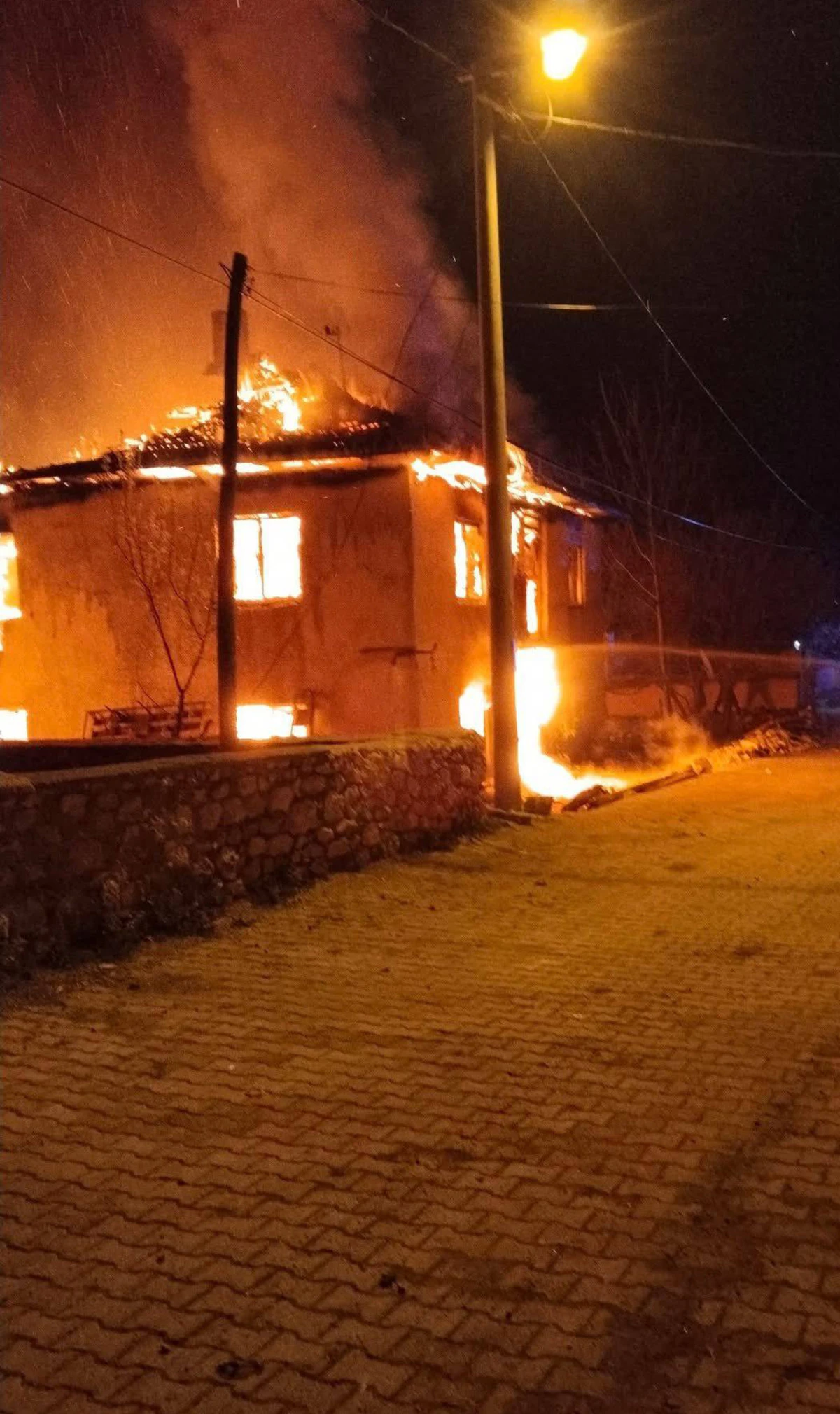 Yeşilova'da M&uuml;stakil ev yandı