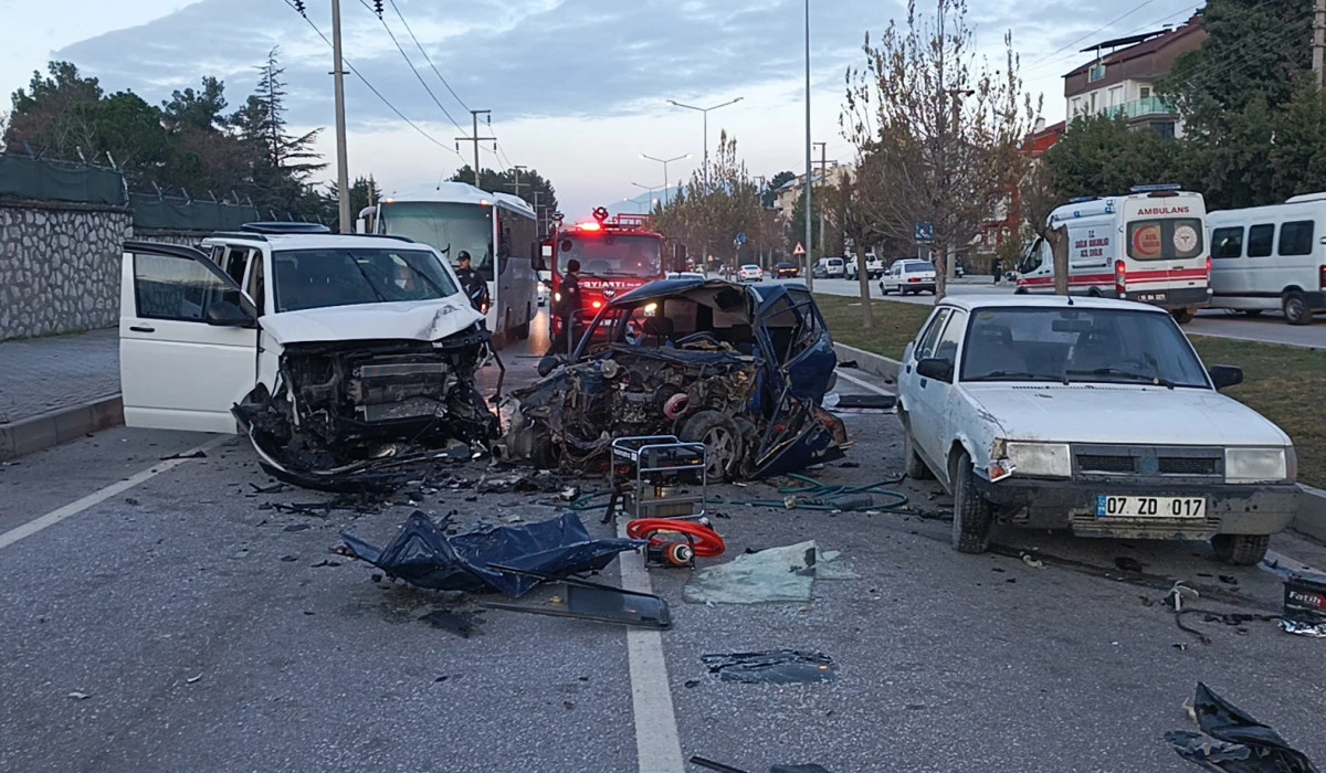 Yola çıkan kedi, kazaya neden oldu: 2 ölü, 3 yaralı