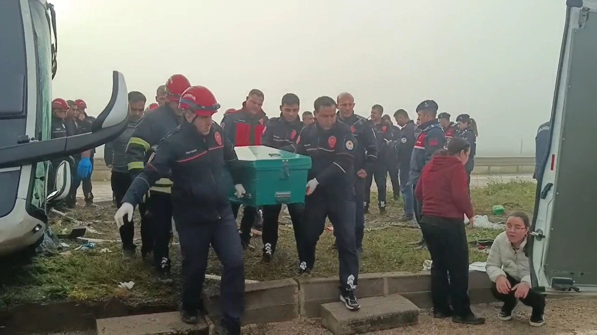 Yolcu otob&uuml;s&uuml; ref&uuml;je devrildi: 2 &ouml;l&uuml;, 20 yaral