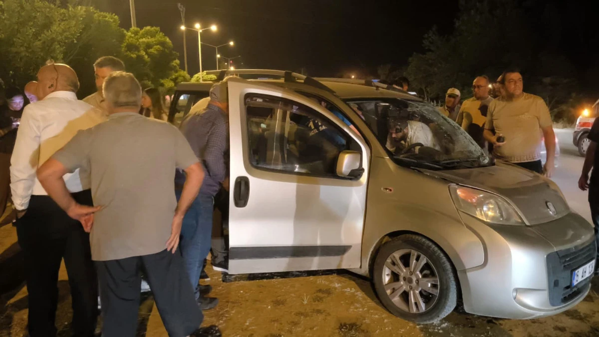 Yolcu otob&uuml;s&uuml;yle &ccedil;arpışan ara&ccedil;ta 3 kişi yaralandı
