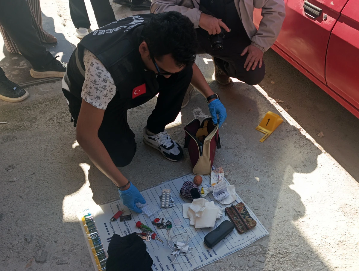 Yolda bırakılan &ccedil;antadaki altınlar &ccedil;alındı