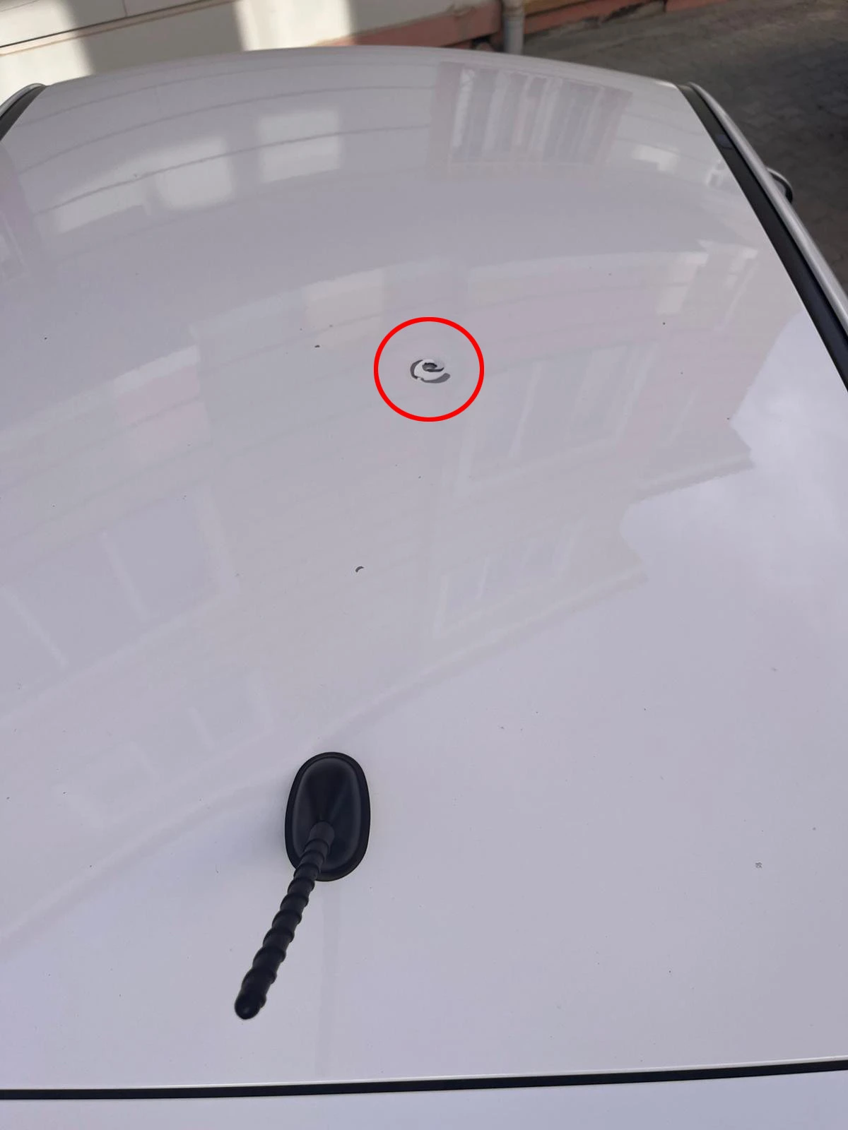 Yorgun mermi otomobilin tavanını deldi