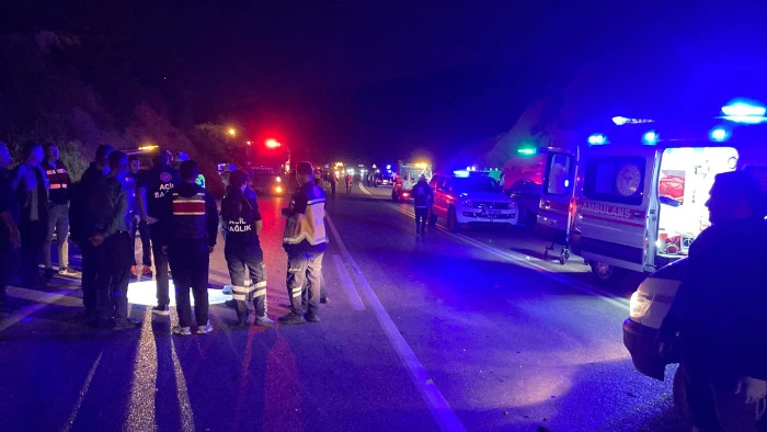 Antalya Isparta karayolunda kaza 4 &ouml;l&uuml; 11 yaralı