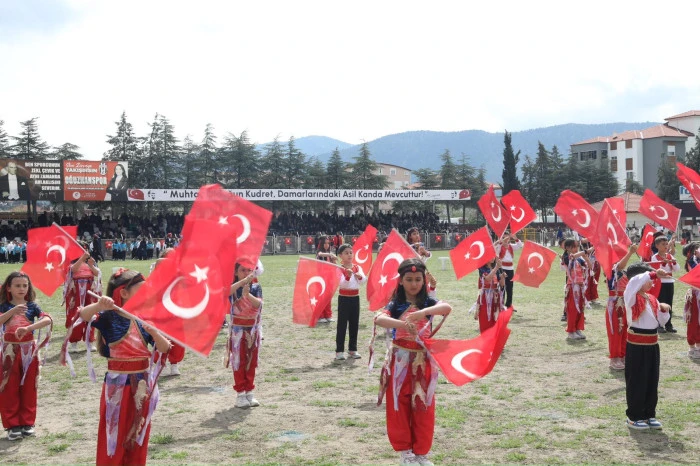 Bucak&rsquo;ta 23 Nisan coşkusu stadyumu doldurdu