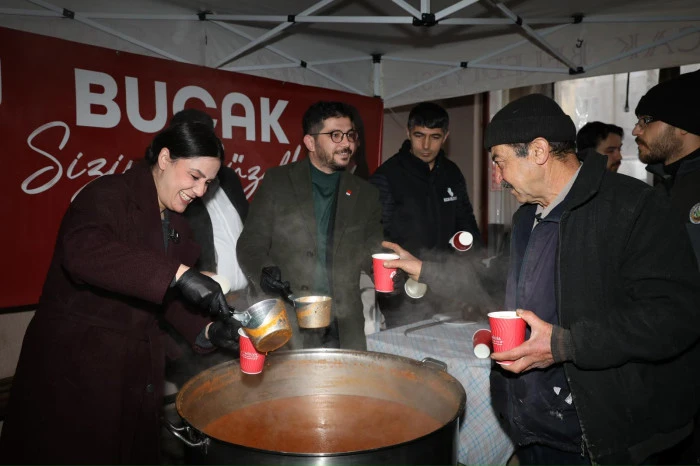 Bucak&rsquo;ta G&ouml;n&uuml;lleri Isıtan İkram: Başkan G&uuml;m&uuml;ş&rsquo;ten Pazar Esnafına Sıcak &Ccedil;orba