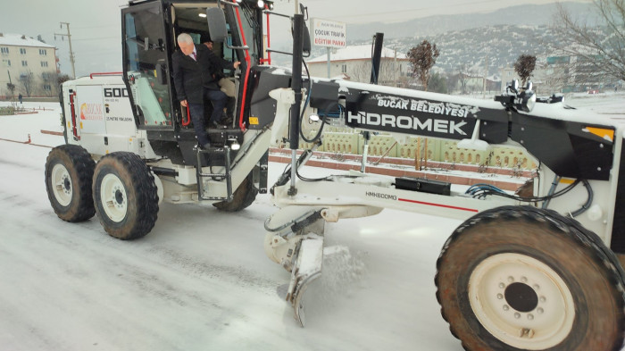 Bucak'ta kar temizleme çalışmaları 
