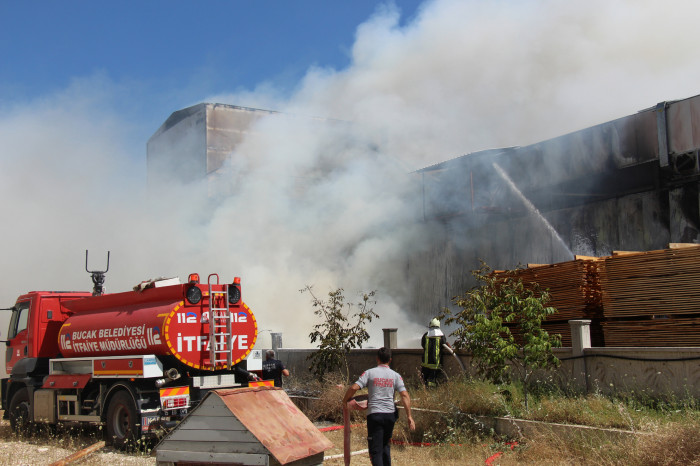 Bucak OSB’ de kereste fabrikasında yangın