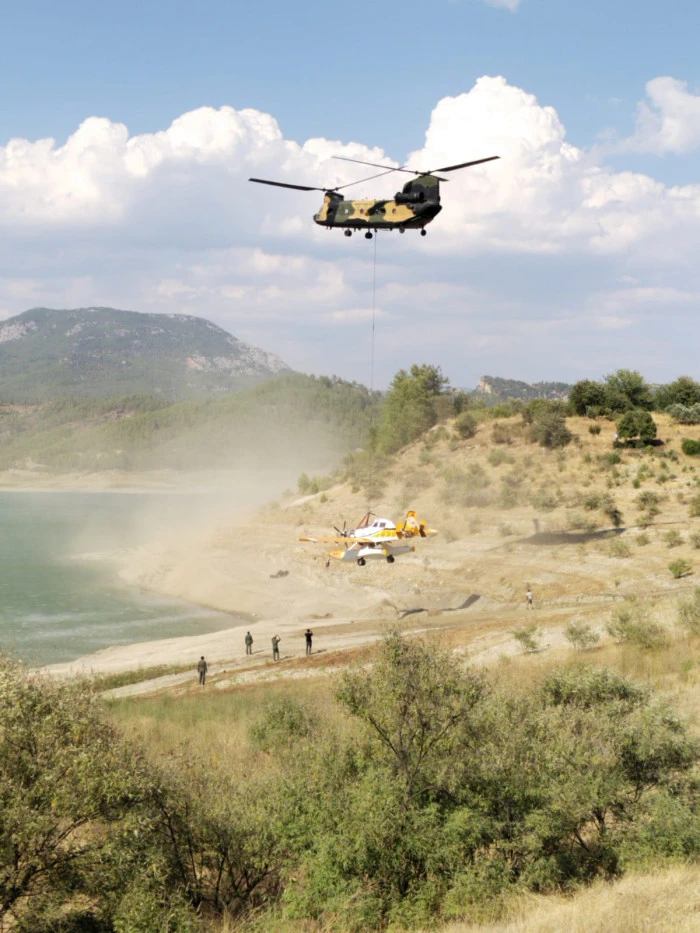 Bucak’ta kırıma uğrayan yangın söndürme uçağı gölden çıkarıldı