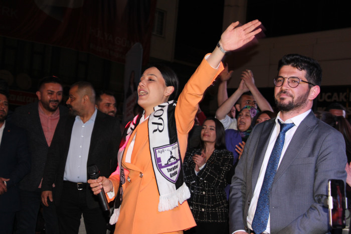 Bucak’ta CHP seçim zaferini kutladı