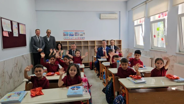 KAYMAKAM KURUCA, &Ouml;ĞRENCİLERLE İLK DERS ZİLİNİ &Ccedil;ALDI