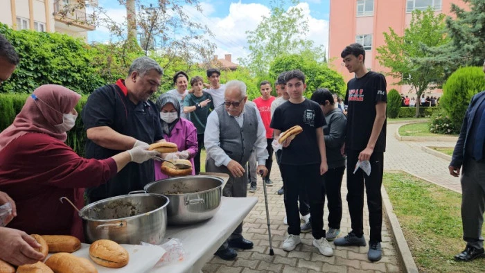 Mehmet Cadıl Anadolu Lisesi&rsquo;nde Geleneksel Kavurma Şenliği  Banisinden Sert Disiplin Mesajları