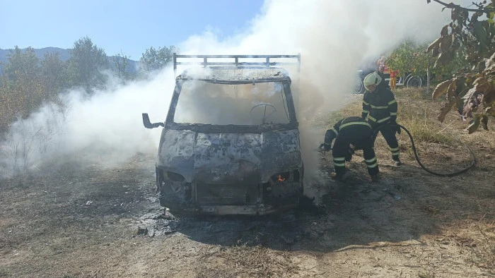 Bucak’ta seyir halindeki kamyonet yandı