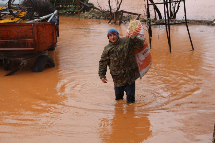 Bucak'ta şiddetli yağış; evler ve tarım arazileri su altında kaldı