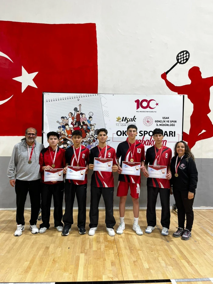 Burdur Lisesi'nden Tarihi Başarı: Badmintonda B&ouml;lge Şampiyonu Oldular