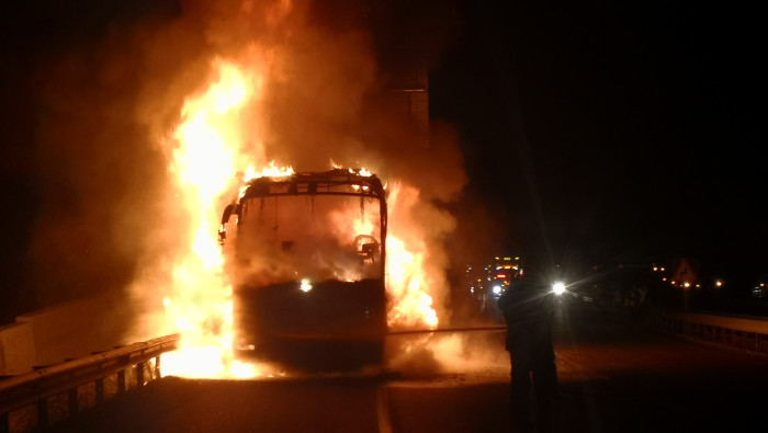 Yolcu otobüsü yarım saate aleve alev yanarak hurdaya döndü